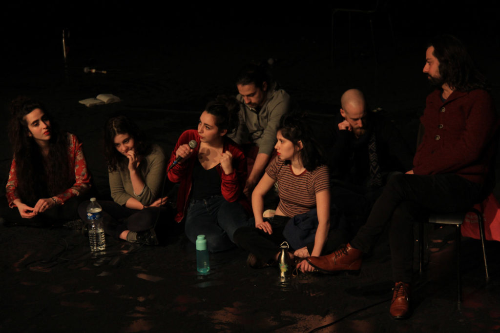 Gurshad Shaheman et ses acteurs échangeant avec le public après une représentation, samedi, au théâtre d’Aubervillers / PHOTO : Zaher Al Zaher