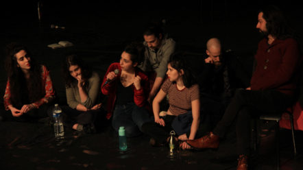 Gurshad Shaheman et ses acteurs échangeant avec le public après une représentation, samedi, au théâtre d’Aubervillers / PHOTO : Zaher Al Zaher
