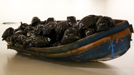 "Hope" d'Adel Abdessemed au Tripostal de Lille. Rempli de sacs poubelle, ce bateau de fortune échoué représente les traversées clandestines en Méditerranée, souvent tragiques.