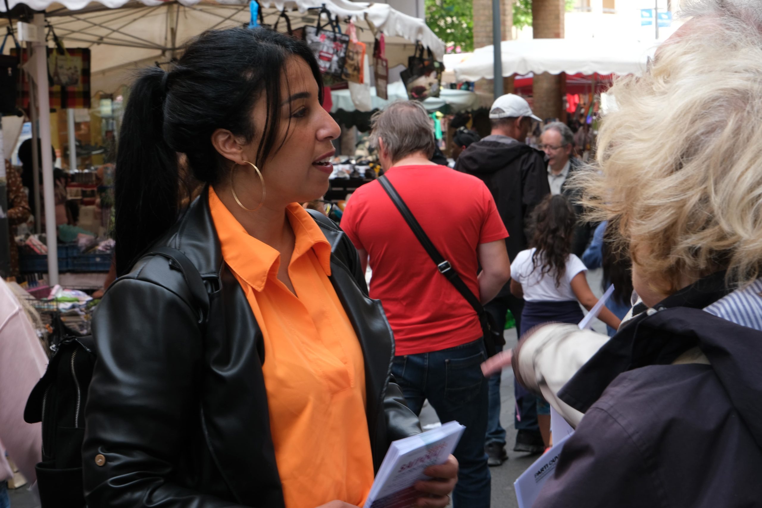 La candidate Sanaa Saitouli à la rencontre de ses électeurs sur le marché de Cergy.