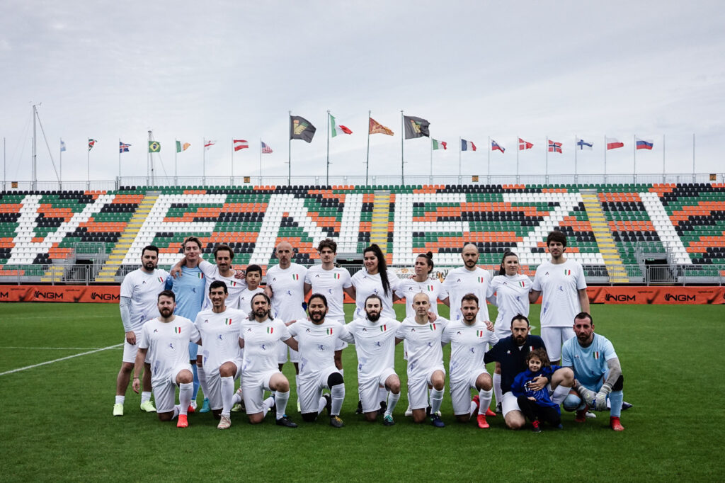 « Le foot constitue pour moi un héritage culturel ». Paolo, Yara, Aurélien et l’ensemble de l’équipe de la « squadra » en crampons dans le stade du club de la ville de Venise.