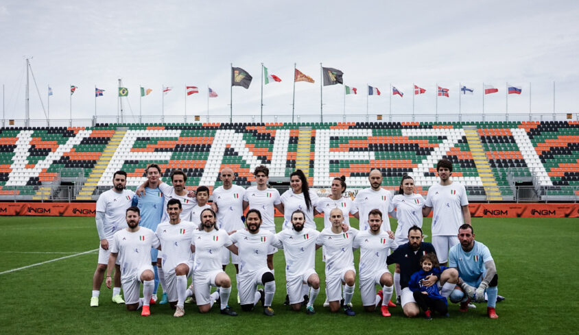 « Le foot constitue pour moi un héritage culturel ». Paolo, Yara, Aurélien et l’ensemble de l’équipe de la « squadra » en crampons dans le stade du club de la ville de Venise.