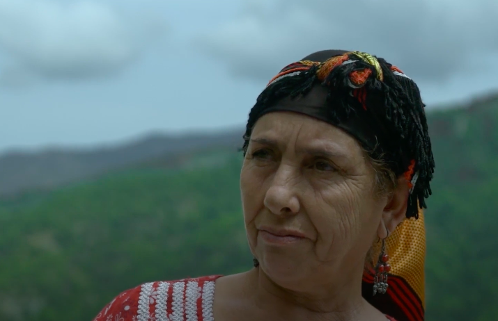 Le film met en lumière la beauté des femmes amazighes et de leur culture.