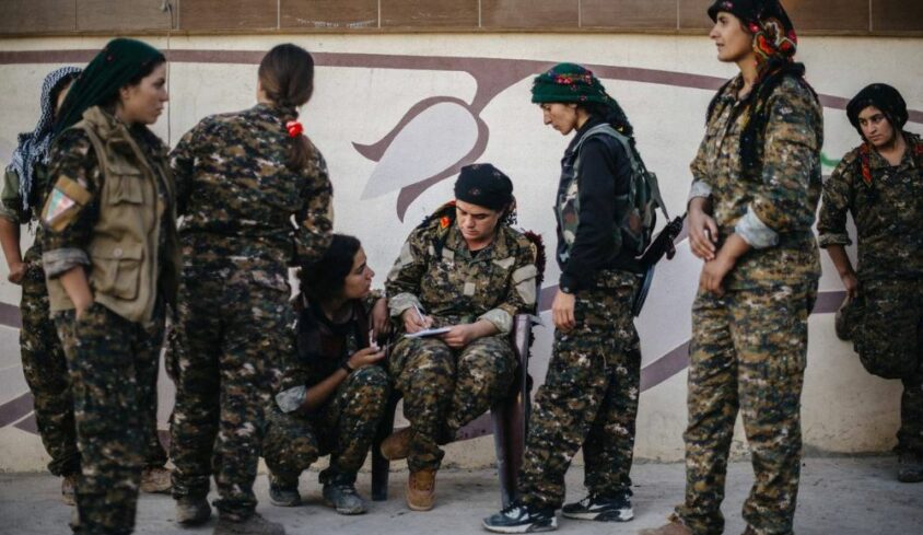 Les femmes du YBS (Unités de résistance de Sinjar), devant la maison dans laquelle les combattantes se sont installées, à Sinjar (Kurdistan irakien) le 24 novembre 2015 © Louis Witter