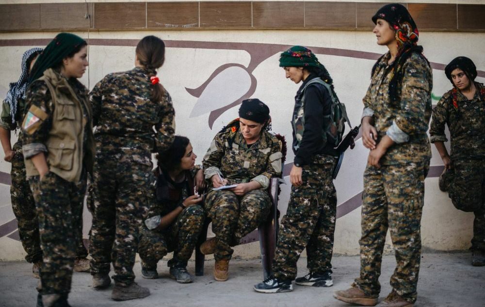 Les femmes du YBS (Unités de résistance de Sinjar), devant la maison dans laquelle les combattantes se sont installées, à Sinjar (Kurdistan irakien) le 24 novembre 2015 © Louis Witter