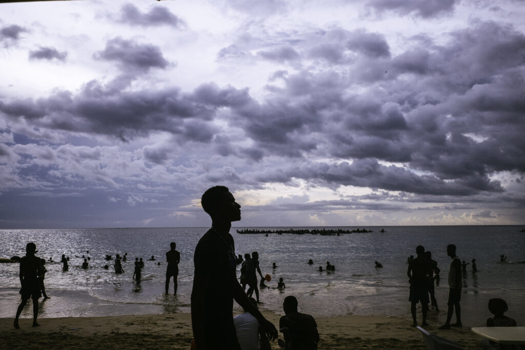 Sur la plage d'Itsandra à Moroni, capitale des Comores. Dans l'Océan Indien, 17% des plages ont déjà disparu. (Photo © Louis Witter)