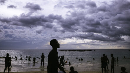 Sur la plage d'Itsandra à Moroni, capitale des Comores. Dans l'Océan Indien, 17% des plages ont déjà disparu. (Photo © Louis Witter)
