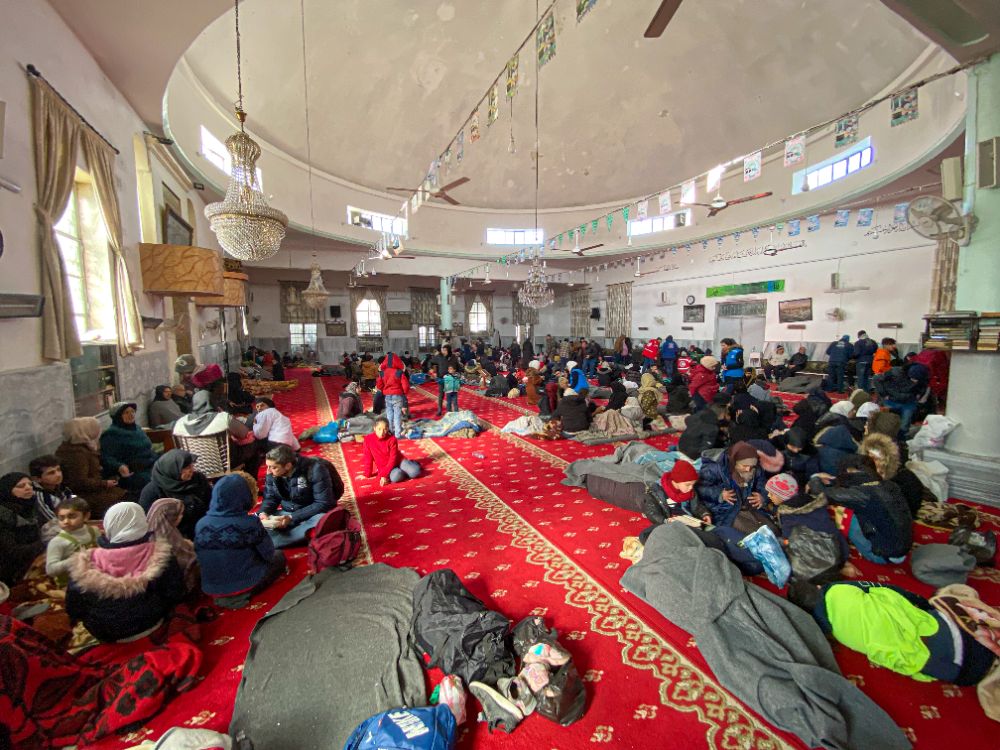 Des familles s'abritent dans une mosquée du quartier Suliman AlHalabi d'Alep, en Syrie, qui a été transformée en abri collectif après les deux puissants tremblements de terre qui ont frappé la région le 6 février. Les séismes de magnitude 7,7 et 7,5 ont frappé le sud-est de la Turquie et le nord de la Syrie, faisant près de 20 000 victimes. © UNHCR/Hameed Maarouf