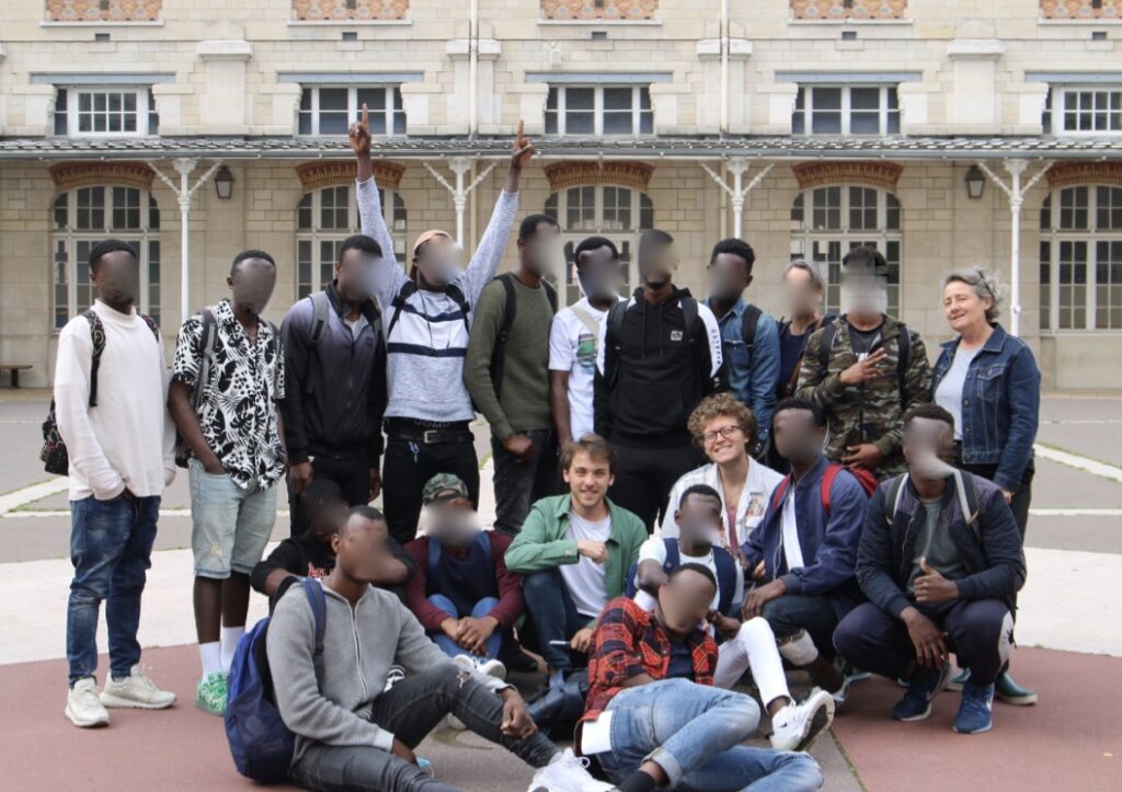 Le lycée Voltaire dans le 20e arrondissement de Paris accueille dans ses murs des mineurs non accompagnés pour leur permettre de suivre des cours dans de bonnes conditions.