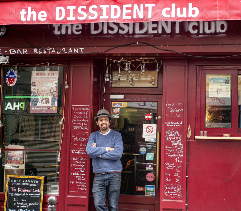 Taha Siddiqui devant le Dissident Club qu'il a pensé comme « espace intellectuel », Paris, mars 2023