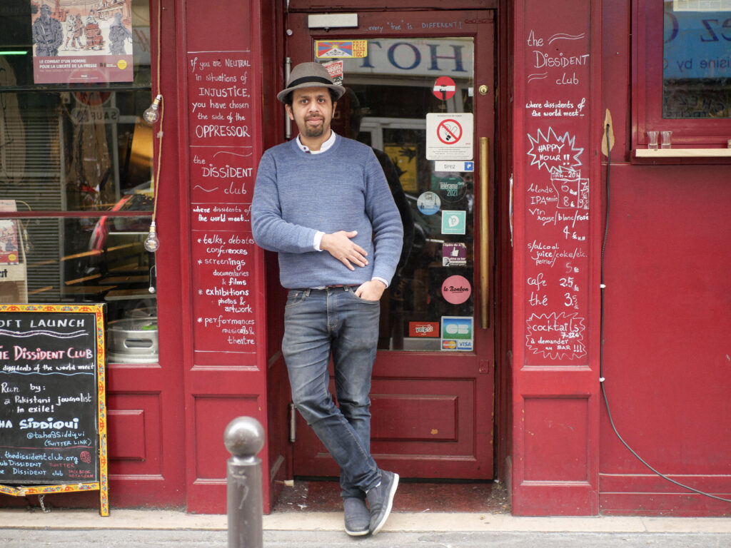 Taha Siddiqui devant le Dissident Club qu'il a pensé comme « espace intellectuel », Paris, mars 2023