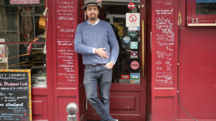 Taha Siddiqui devant le Dissident Club qu'il a pensé comme « espace intellectuel », Paris, mars 2023