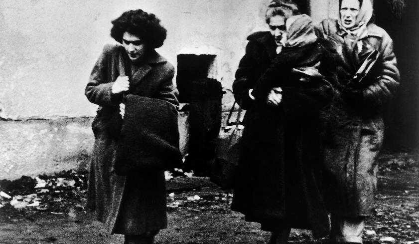 Trois femmes hongroises réfugiées et un enfant arrivant dans le camp Eisenstadt (Autriche) en 1956. Une année qui marque la révolte contre le régime communiste sous le joug de l’Union des Républiques Socialistes Soviétiques (UNHCR / 3 / UN 51983).