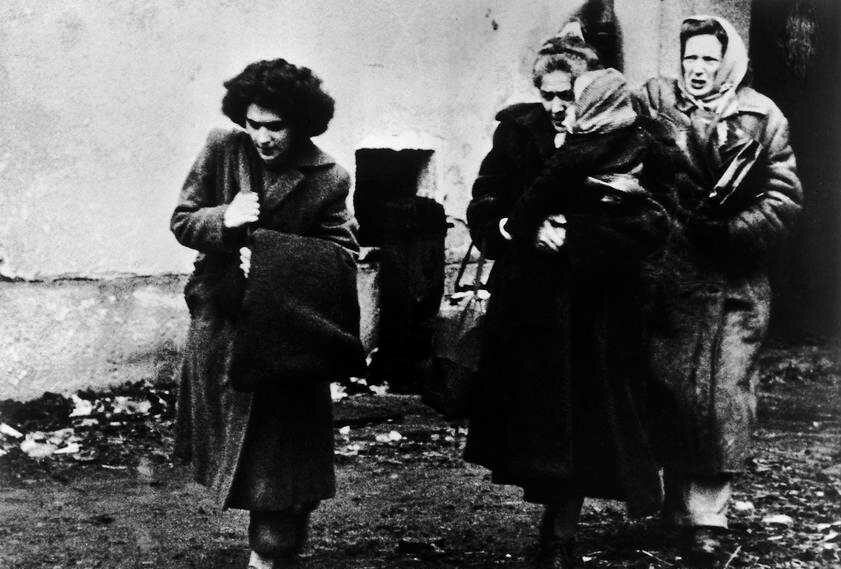 Trois femmes hongroises réfugiées et un enfant arrivant dans le camp Eisenstadt (Autriche) en 1956. Une année qui marque la révolte contre le régime communiste sous le joug de l’Union des Républiques Socialistes Soviétiques (UNHCR / 3 / UN 51983).