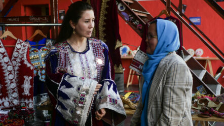 Au Point Éphémère (Paris), Nouria vend des robes traditionnelles de Kaboul. « Elles sont confectionnées par des femmes restées en Afghanistan. Leur situation et les conditions dans lesquelles elles les fabriquent clandestinement chez elles les mettent en danger », explique-t-elle.