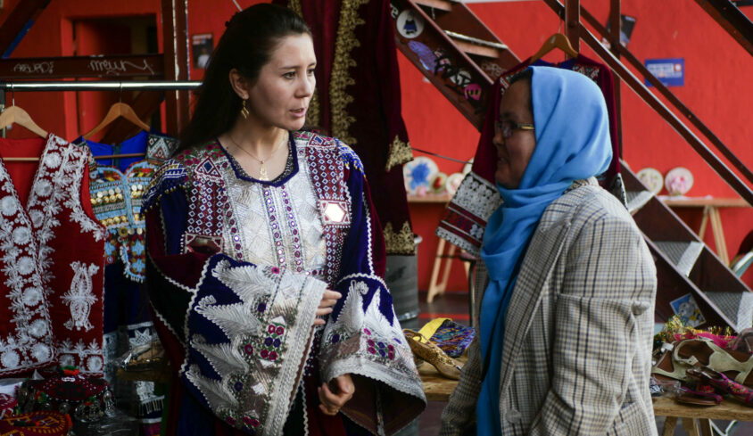 Au Point Éphémère (Paris), Nouria vend des robes traditionnelles de Kaboul. « Elles sont confectionnées par des femmes restées en Afghanistan. Leur situation et les conditions dans lesquelles elles les fabriquent clandestinement chez elles les mettent en danger », explique-t-elle.
