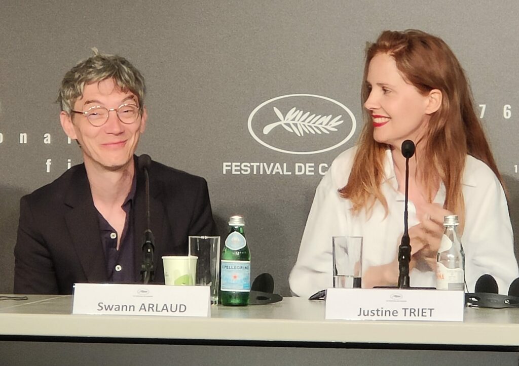 Justine Triet présente « Anatomie d’une chute » au festival de Cannes avec Swann Arlaud, l'un des acteurs du film.