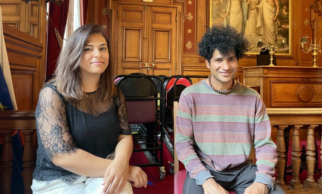 Les photographes Sara Farid et Abdul Saboor à la Fabrique de la Solidarité (Paris) lors du vernissage de l’exposition le 13 juin.