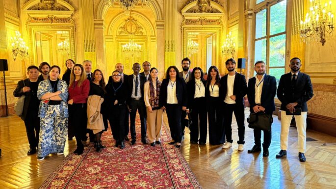 Les député·es du Parlement des Exilés le 9 octobre 2025 à l'Assemblée nationale pour un échange avec sa Présidente, Yaël Braun-Pivet. Crédit photo : Le Parlement des Exilés