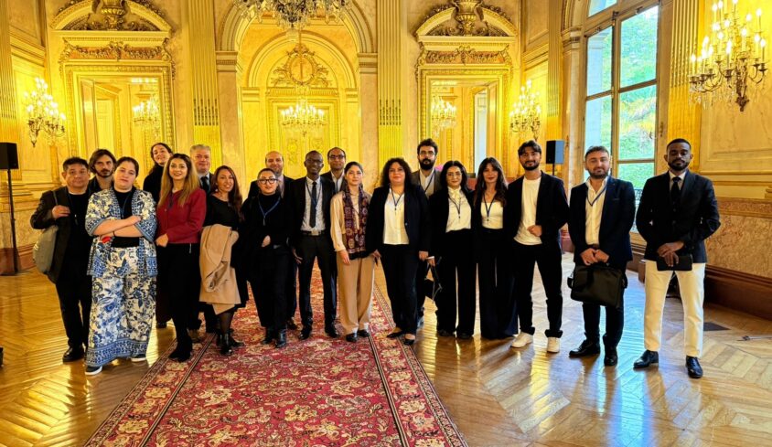 Les député·es du Parlement des Exilés le 9 octobre 2025 à l'Assemblée nationale pour un échange avec sa Présidente, Yaël Braun-Pivet. Crédit photo : Le Parlement des Exilés