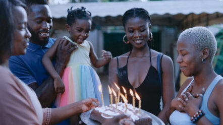 Laetitia Ky et Debora Naney dans "Promis le ciel", sorti le 28 janvier 2026.