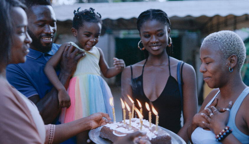 Laetitia Ky et Debora Naney dans "Promis le ciel", sorti le 28 janvier 2026.