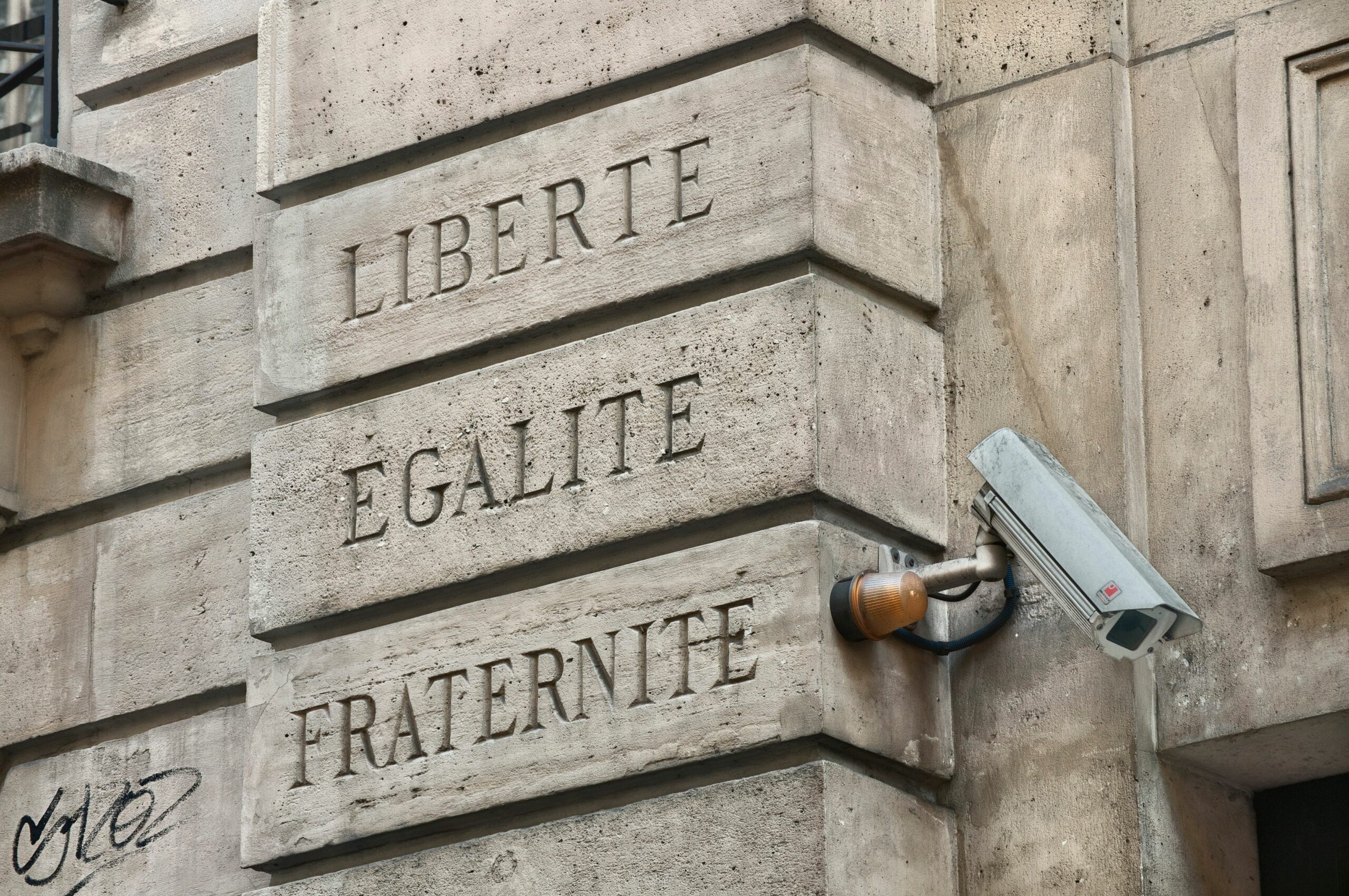 Titre de séjour longue durée et naturalisation : quand l'intégration se heurte au mur administratif
