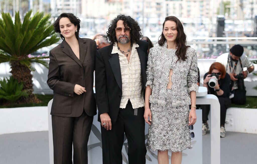 Noémie Merlant, Bertrand Mandico et Marion Cotillard au photocall du film Roma Elastica au Festival de Cannes 2026. © Daniele Venturelli/WireImage.