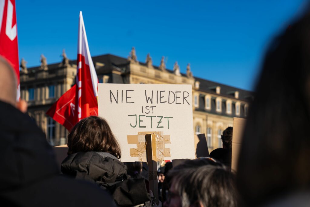 À Stuttgart le 20 janvier 2024, de nombreux·ses manifestant·es se rassemblaient dans le cadre des protestations « Tous·tes ensemble contre l’AfD ». Une pancarte est brandie : « Plus jamais, c'est maintenant » / Pexels, Dominic Türk.