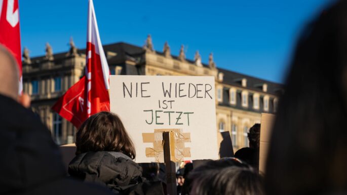 À Stuttgart le 20 janvier 2024, de nombreux·ses manifestant·es se rassemblaient dans le cadre des protestations « Tous·tes ensemble contre l’AfD ». Une pancarte est brandie : « Plus jamais, c'est maintenant » / Pexels, Dominic Türk.