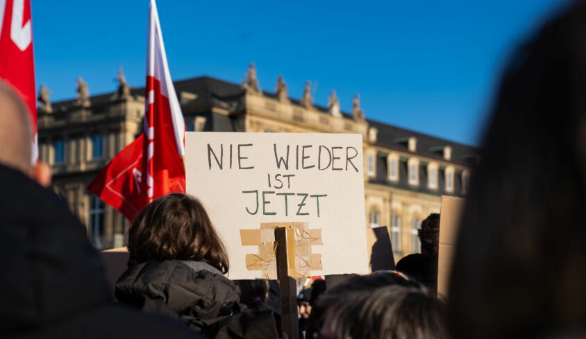 À Stuttgart le 20 janvier 2024, de nombreux·ses manifestant·es se rassemblaient dans le cadre des protestations « Tous·tes ensemble contre l’AfD ». Une pancarte est brandie : « Plus jamais, c'est maintenant » / Pexels, Dominic Türk.